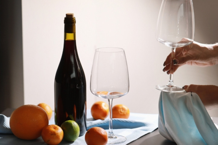 Kaip išvalyti vyno taures, kad jos spindėtų? Efektyvūs būdai ir priemonės