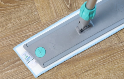 Kaip išsirinkti tinkamą grindų valiklį? Skirtingų dangų priežiūros gidas.