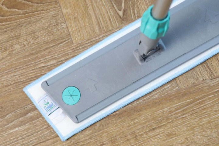 Kaip išsirinkti tinkamą grindų valiklį? Skirtingų dangų priežiūros gidas.